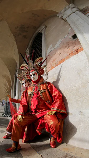 意大利威尼斯 2018年2月5日 在公爵宫下狂欢节节日期间 身着红色面具的妇女和男子 — 图库照片