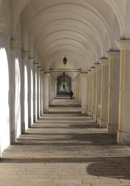 Vicenza İtalya Monte Berico tapınağa giden uzun kemerli koridor Tanrı'nın Kutsal Mary Anne için adanmış.