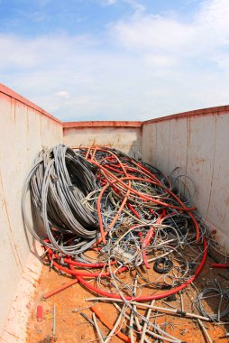 Elektrik kablolar ile geniş konteyner