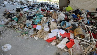 Evsizler kirli lime lime ve enkaz ile tahliye sonra terk edilmiş nesneleri