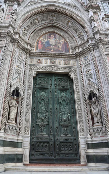 Флоренция Италия Декорациями Художественными Статуями Фасаде Католического Собора Который Итальянском — стоковое фото