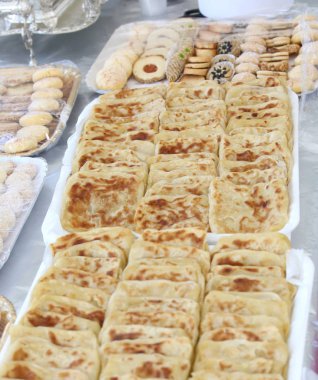 Kuzey Afrika'nın, bir partide beyaz tepsi üzerinde tipik davranır