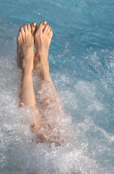 Feets Μιας Κυρίας Μαλάξεις Από Νερό Στο Υδρομασάζ Πισίνα — Φωτογραφία Αρχείου