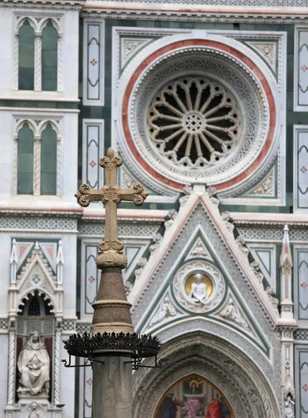 大きなイタリア フィレンツェ大聖堂の背景を持つクロスします — ストック写真
