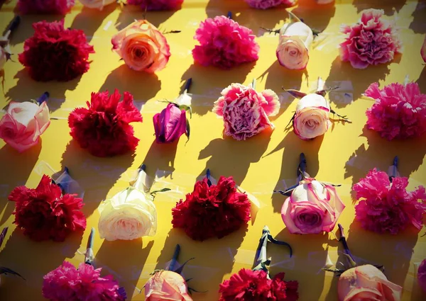 Muitas Rosas Outras Flores Fundo Amarelo Com Efeito Vintage — Fotografia de Stock