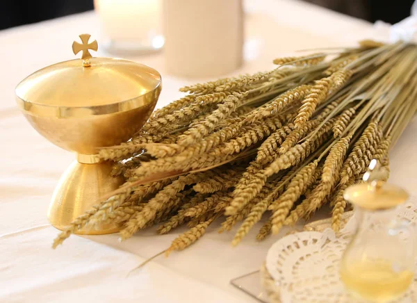 Золота Чаша Вуха Пшениці Над Вівтарем Церкві — стокове фото