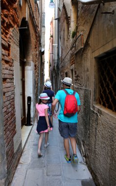 üç çocuk Venedik dar sokaklar yürüyüş çallı denilen