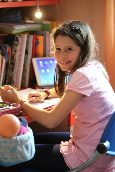 微笑的小女孩在卧室与多莉和片剂 — 图库照片