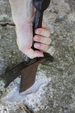 Sihirli kılıcı Excalibur taştan kaldırma girişiminde knight