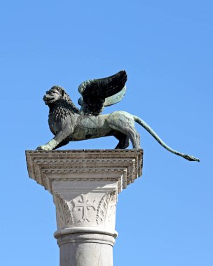 Piazza San Marco beyaz bir sütun üzerinde bir Venedik kanatlı aslan sembolü