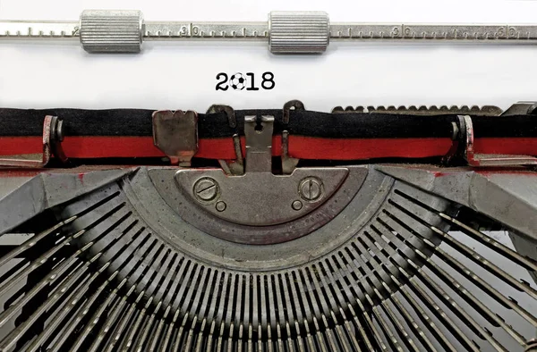 2018文本用手键入的橄榄球在老打字机用黑墨水 — 图库照片