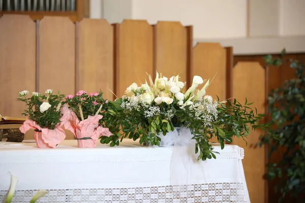 Blumentöpfe Auf Dem Altar Der Kirche — Stockfoto