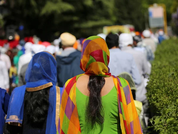 Красочная Вуаль Сикхской Женщины Время Религиозного Праздника Улице — стоковое фото