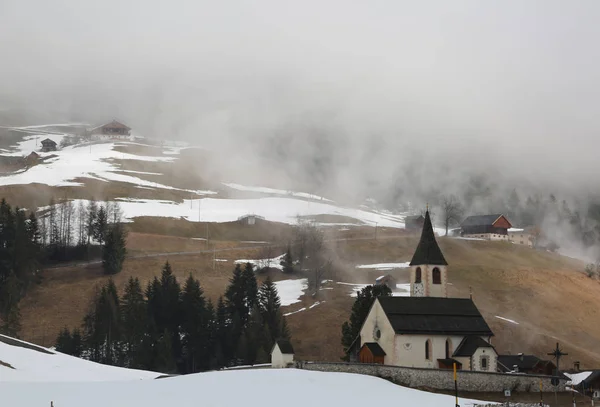 Oude Alpine Kerkje Bergen Met Sneeuw Mist — Stockfoto