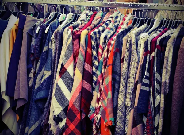 Beaucoup Vêtements Usagés Suspendus Dans Stalle Marché Aux Puces Beaucoup — Photo