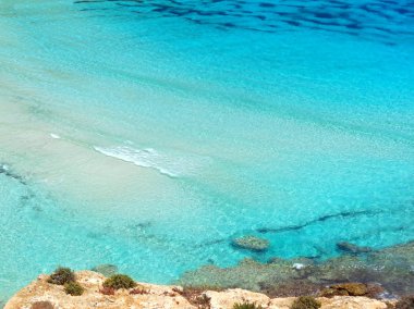 Güzel deniz ve biraz taş tropikal peyzaj