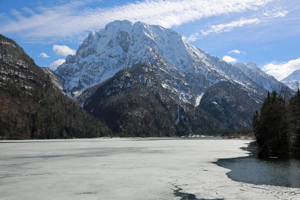 Krajobraz Zamarzniętego Jeziora Alpejskie Północnych Włoszech Nazywane Lago Predil Pobliżu — Zdjęcie stockowe