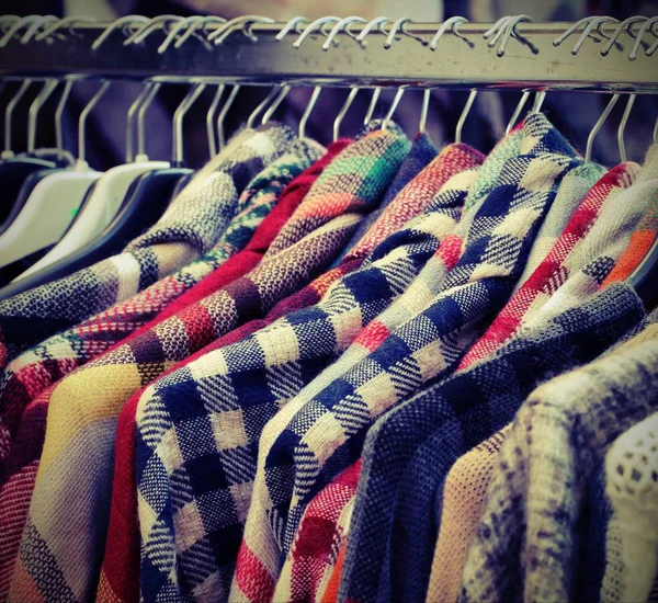 Viele Kleidungsstücke Kleiderbügeln Auf Einem Flohmarkt Freien — Stockfoto