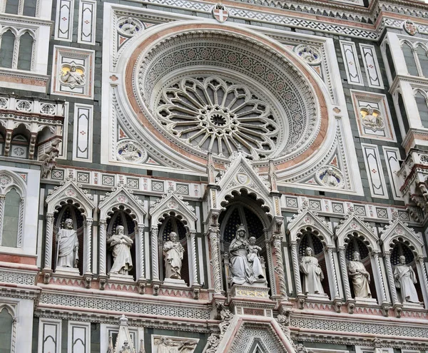 Florencia Italia Ventana Grande Rosa Decoraciones Estatuas Famosa Catedral —  Fotos de Stock