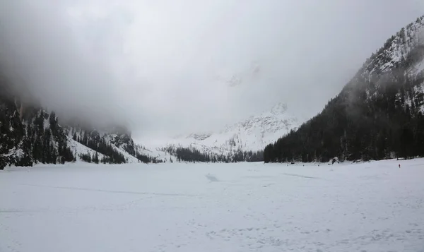 Pragser Wildsee とも呼ばれるラーゴ Braies 雪と霧南チロルのイタリアでイタリア語 — ストック写真