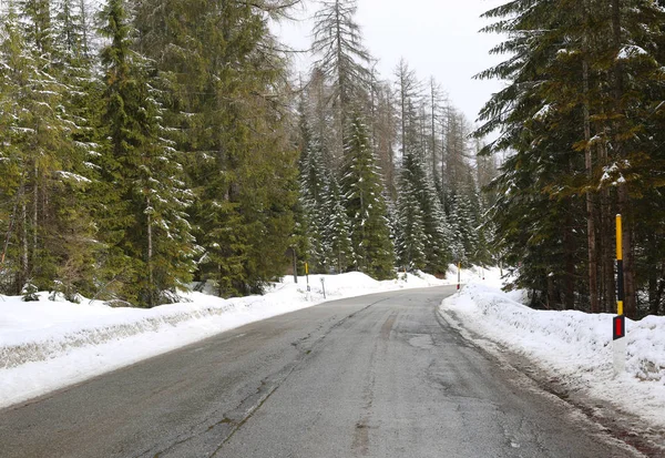 Strada Montagna Ghiacciata Con Neve Bordi Inverno — Foto Stock