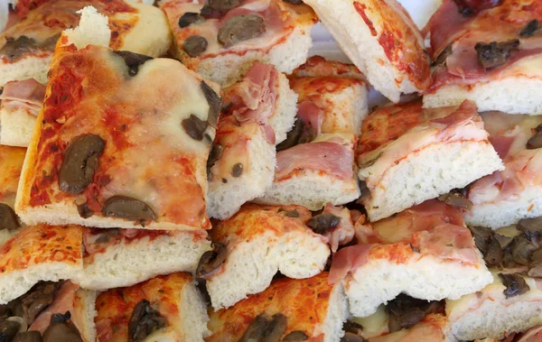 Rebanadas Pizza Rellenas Jamón Champiñones Bandeja Una Pizzería Para Llevar — Foto de Stock