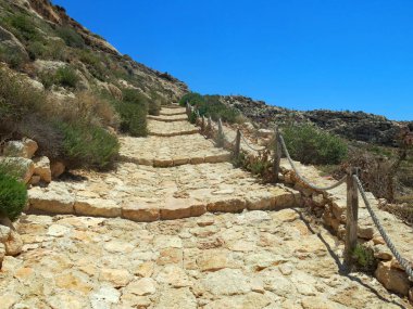 Yaz aylarında tatilcilerin Akdeniz adanın tarafından kullanılan taş ve çakıl oluşan yol