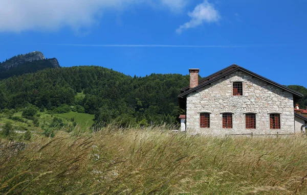 Berghütte Mit Bergen Hintergrund Sommer — Stockfoto