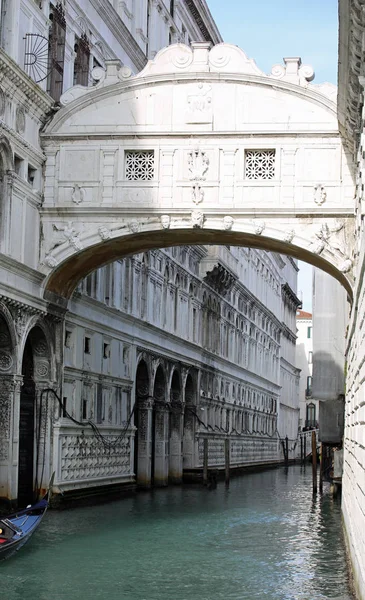 Знаменитый Мост Вздохов Венеции Италии Лук Гондолы Канале — стоковое фото