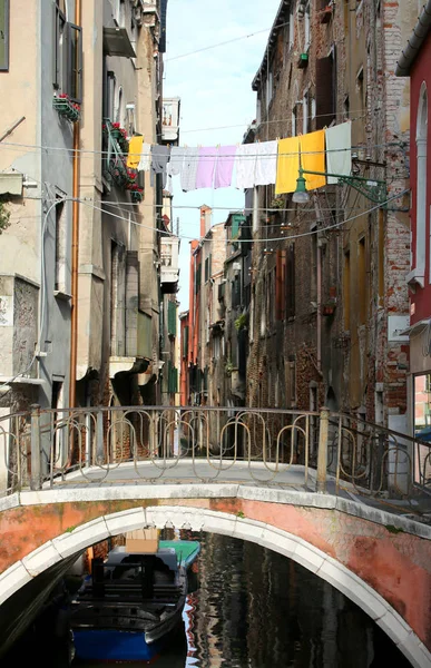 Ropa Que Cuelga Sobre Canal Puente Venecia Italia — Foto de Stock