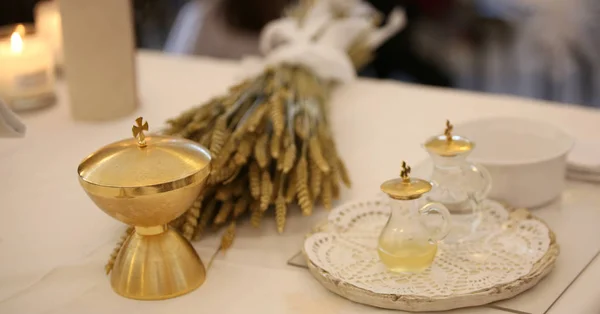 Calice Dorato Spighe Grano Sopra Altare Chiesa Con Bottiglie Ampolle — Foto Stock