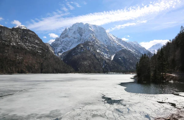 Chladný Pohled Zmrazených Malé Alpské Jezero Zvané Lago Del Predil — Stock fotografie