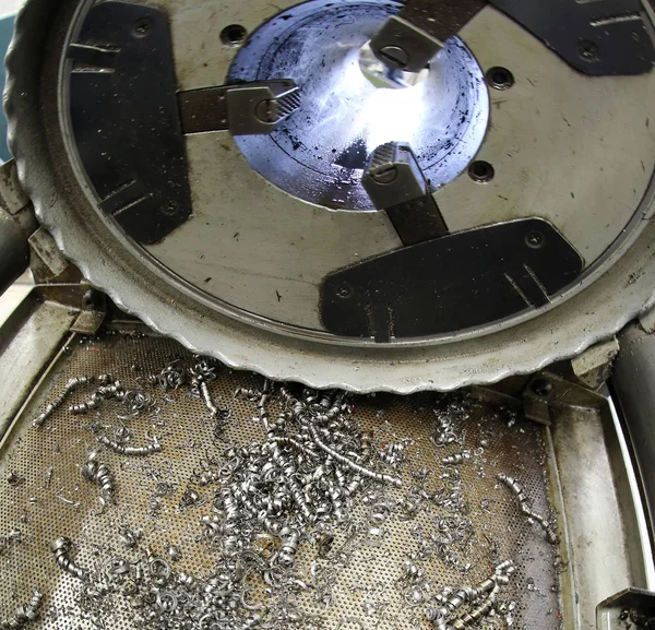 鉄や金属の削りくずの多くを処理するための機械 — ストック写真