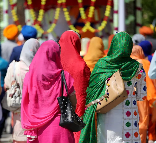 Många Kvinnor Sikhiska Religionen Promenad Gatan — Stockfoto