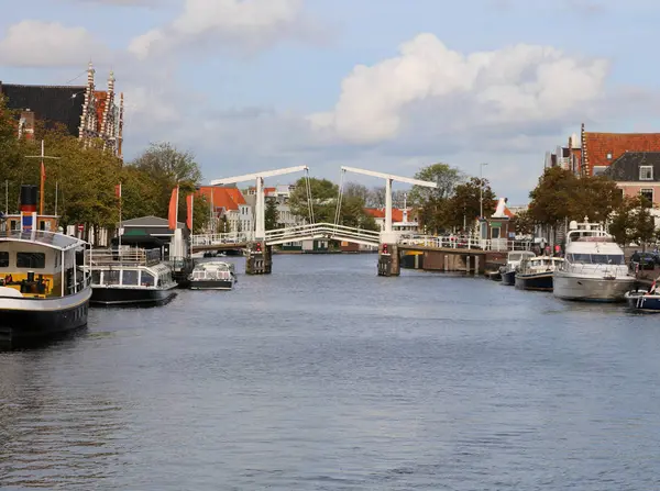 Modern Drawbridge Waterway Dutch City Haarlem Many Moored Boats — Stock Photo, Image