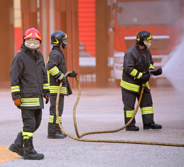 Squadra Vigili Del Fuoco Durante Estinzione Incendio Con Schiuma — Foto Stock