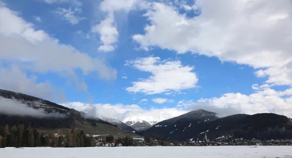 Toblach 的全景也叫 Dobbiaco 意大利北部的一个小镇 — 图库照片