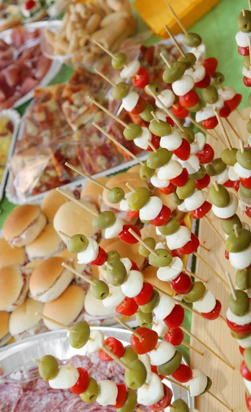 Muchos Pinchos Con Aceitunas Queso Mozzarella Bufala Mortadela Tomates Rojos —  Fotos de Stock