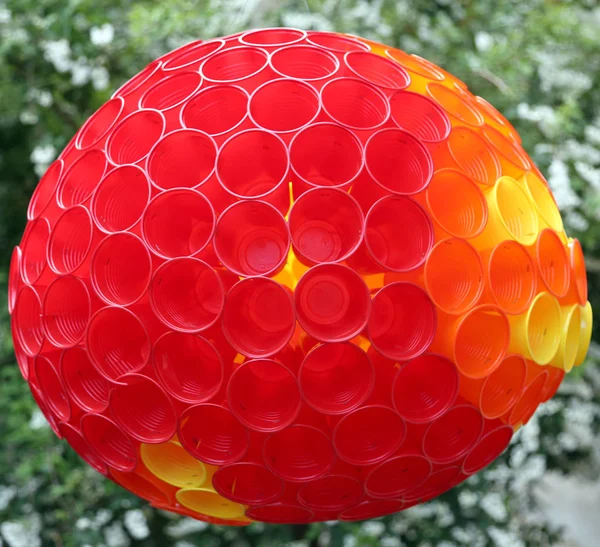 Grote Sphere Gemaakt Van Rood Geel Oranje Plastic Bekers Voor — Stockfoto