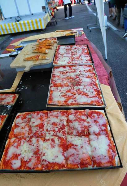 Puesto Comida Calle Con Muchas Bandejas Pizza Margherita — Foto de Stock