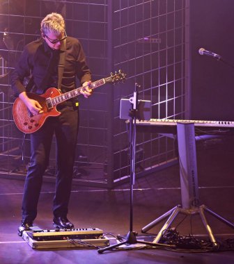 Vicenza, VI, İtalya - 5 Mayıs 2018: Live konser kapalı İtalyan müzik grubu desibel ile muzio fulvio gitar, sahne alanı'olarak adlandırılan