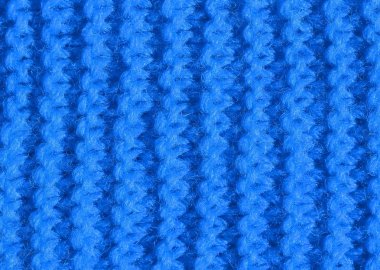 el ile yapılan bir elbise kırmızı yün mavi arka plan