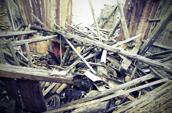 瓦礫とビンテージ効果と地震によって完全に破壊された家の遺跡 — ストック写真