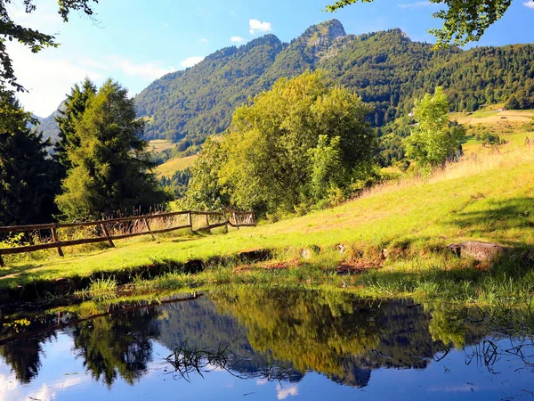 Montañas Con Reflejo Cumbre Pequeño Lago Alpino —  Fotos de Stock