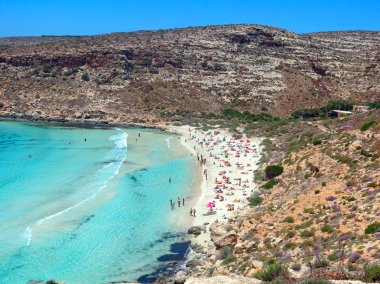 Güzel mavi deniz ve yıkananlara yaz aylarında sahilde küçük bir Körfez Panoraması