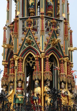 Nürnberg, Almanya - 15 Ağustos 2017: Güzel Azizler ve ünlü peopl birçok figürleri ile Almanca dilinde Schoner Brunnen olarak da adlandırılan Çeşme