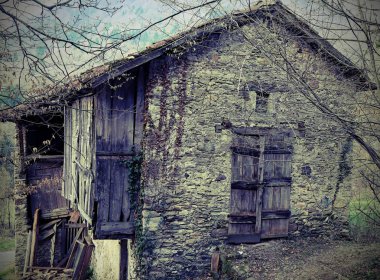 vintage etkisi ile bir dağ köyü terk edilmiş ve taş evde