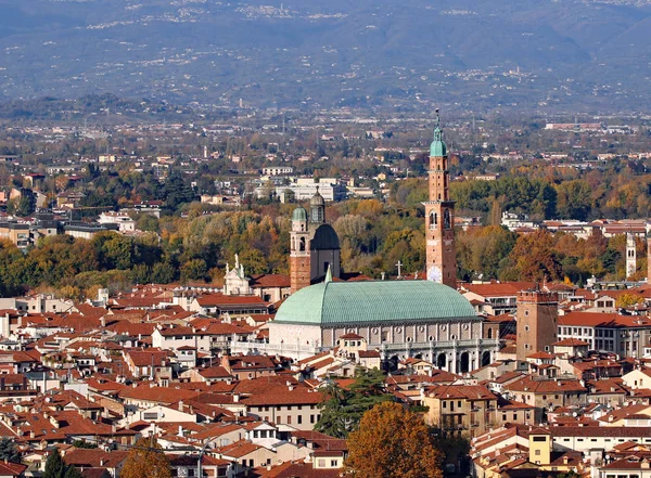 在意大利的维琴察城市全景和著名的纪念碑称为大教堂 Palladiana 这个名字来自意大利建筑师安德里亚帕拉迪奥 — 图库照片