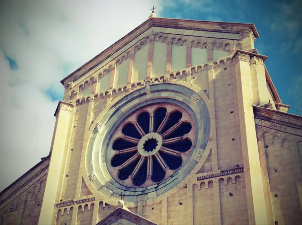 빈티지 행운의 상징으로 이탈리아에서 베로나에서 San Zeno의 대성당의 외관에 — 스톡 사진