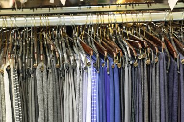 Vestiyer Toptan özel depodaki asılı içinde çeşitli kumaş artıkları
